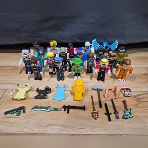 20 Roblox characters and some accessories